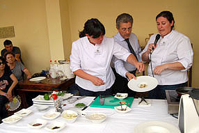 Celia Jiménez y Francisca Cubero  realizaron un show-cooking de gazpachos andaluces